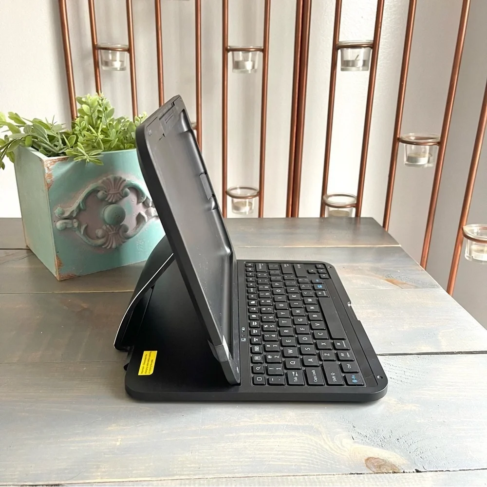 Rocketfish iPad 2 Keyboard Capsule Model No. RF-iCap14 Black USB Cord Included